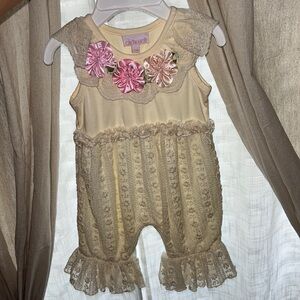 CACHECACHE LACE FLORAL ONESIE